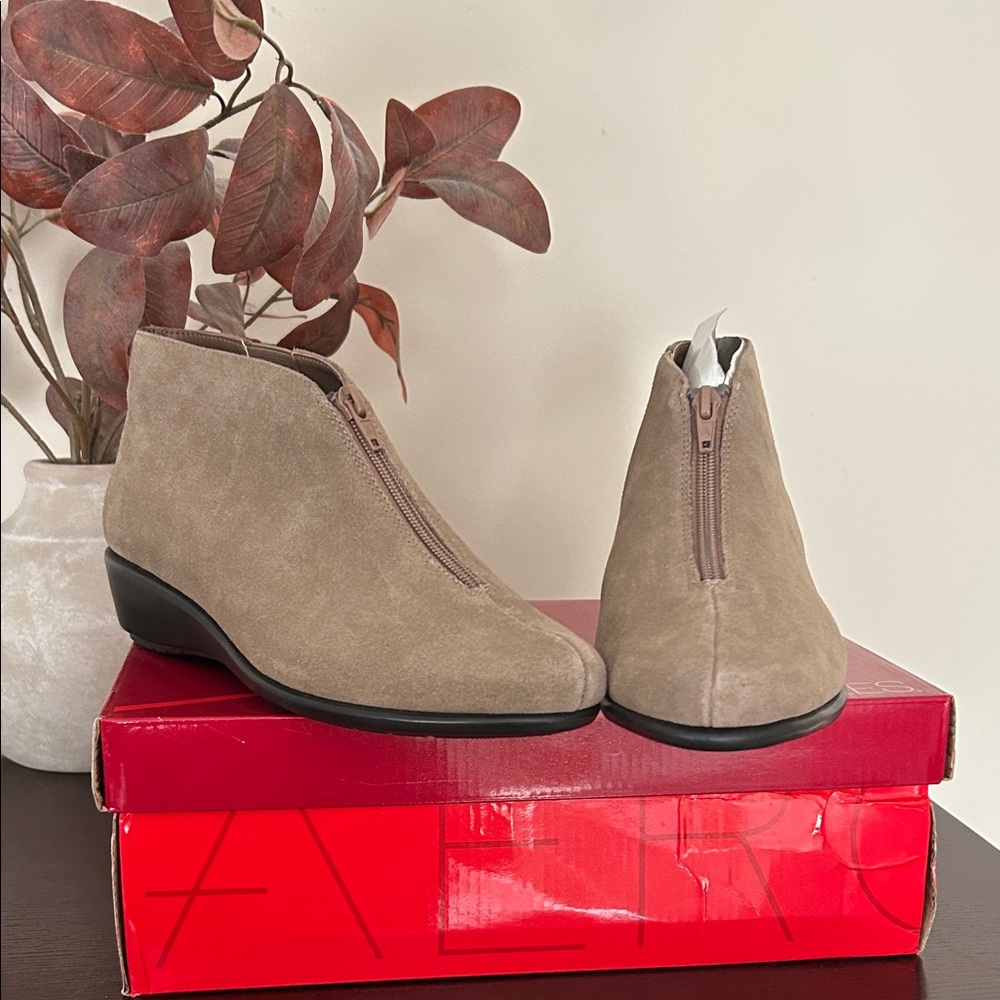 Aerosoles Elegant Suede Ankle Boots with Memory Foam-Zip Front -Taupe- Size 81/2